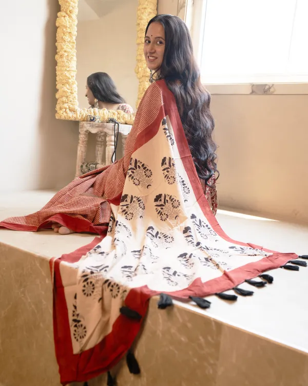 Red_Cotton_Checks_Printed_Mul_Saree_With_Tassels_For_Women